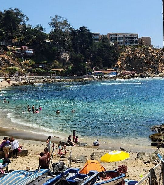 La bahía de Horcón, entre botes y agua turquesa